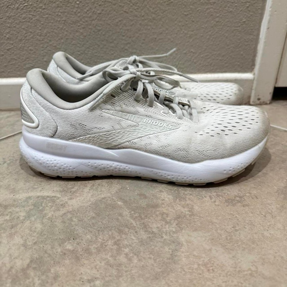 Brooks Ghost 16 white and gray sneakers size 9